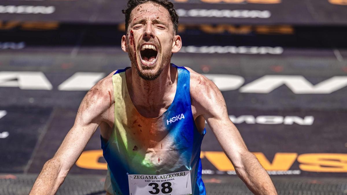 Andreu Blanes celebra su entrada en la meta de Zegama.