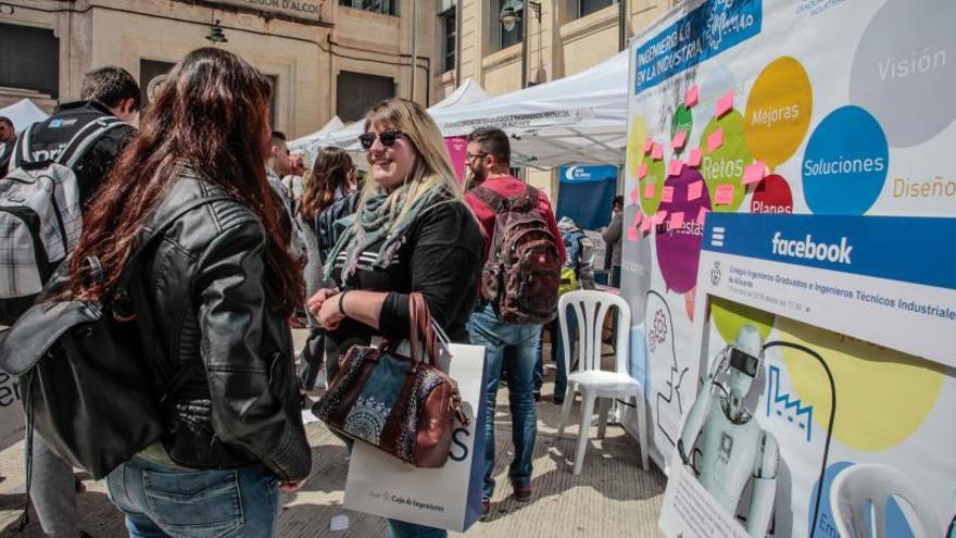 Algunos de los estudiantes y titulados conociendo las empresas que están participando en el Foro de Empleo del Campus de Alcoy.