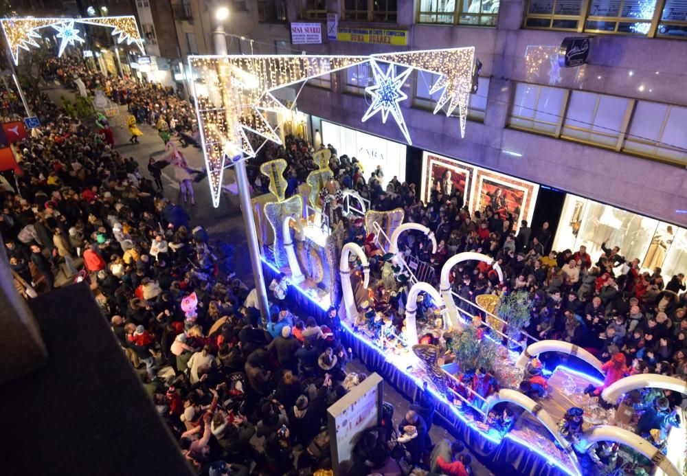 Una multitud recibe a los Reyes en Pontevedra