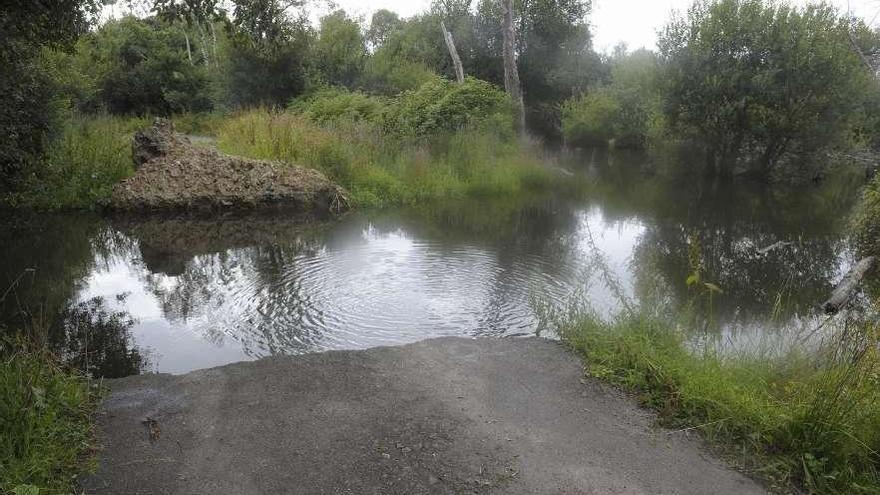 El tramo de la carretera de O Portancho que se hundió después de la crecida del río Mero. víctor echave