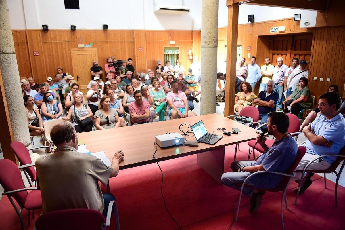 Reunión en Oliva de Plasencia con vecinos para hablar de la planta de biometano.