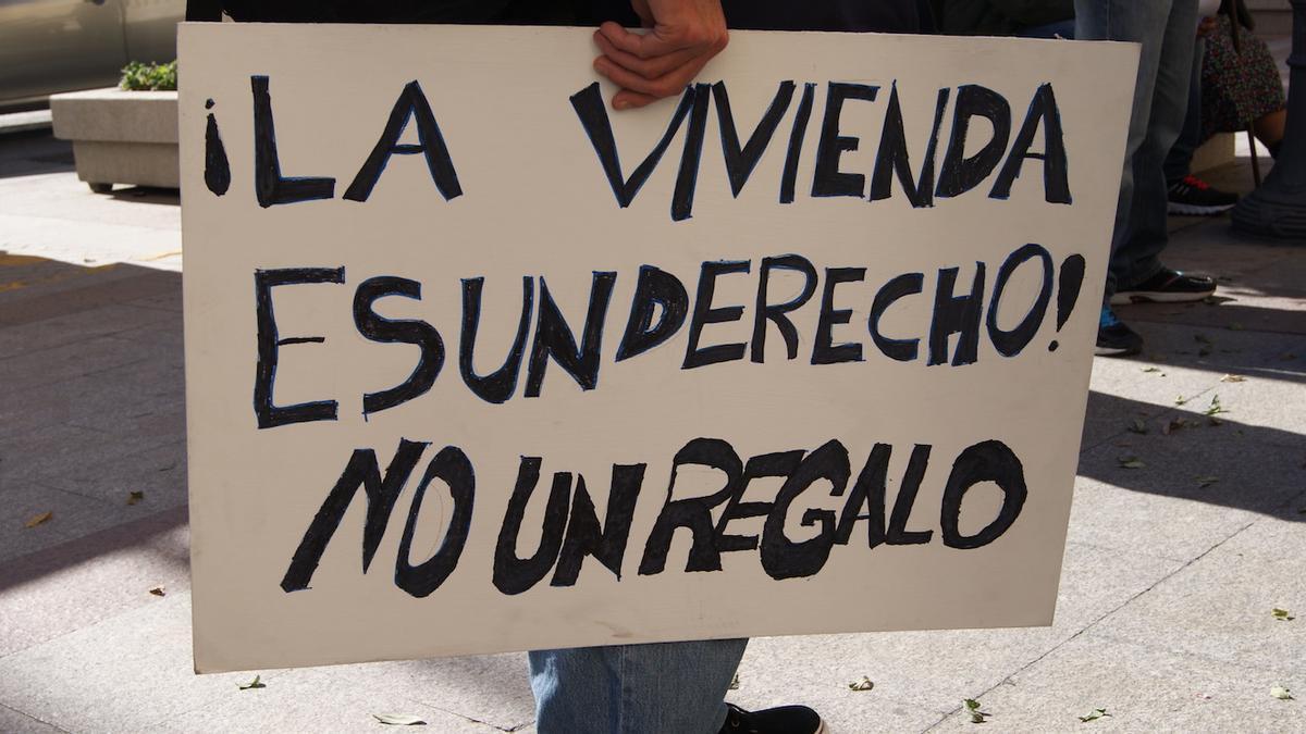 Una pancarta durante una movilización para visibilizar a personas sin techo en Elche