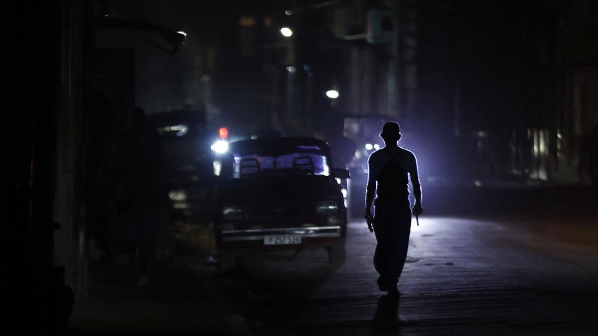 Una persona que camina por una calle sin luz durante un apagón en La Habana (Cuba), en diciembre.