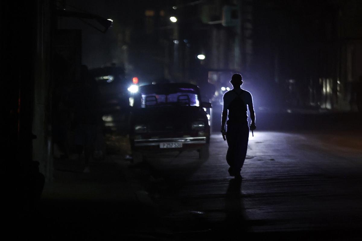 Una persona que camina por una calle sin luz durante un apagón en La Habana (Cuba), en diciembre.