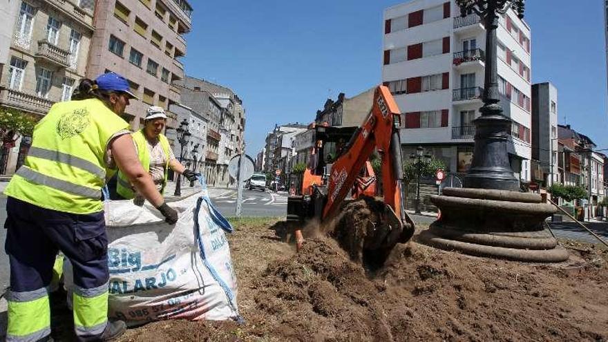 Operarios realizando el movimiento de tierras, ayer. // Bernabé/Cris. M.V.