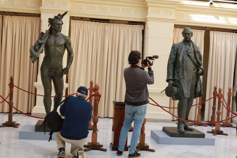 Esculturas del Marqués de Larios y la Alegoría al trabajo tras su restauración.