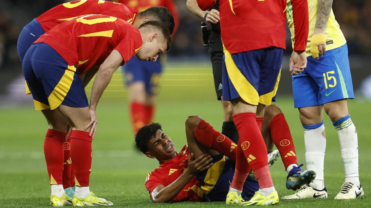 Lamine Yamal se duele tras la entrada de João Gomes en el España-Brasil del Bernabéu.