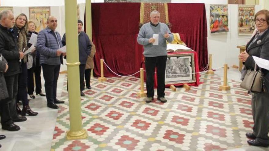 El sacerdote Vicent Maria Sarrió explica el contenido de la muestra durante la inauguración.