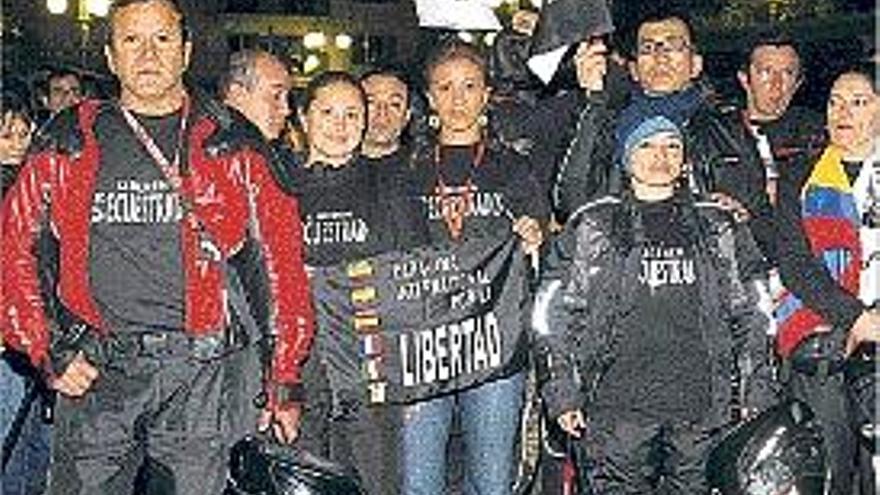 Miembros de la caravana de motoristas, ayer en Alzira.