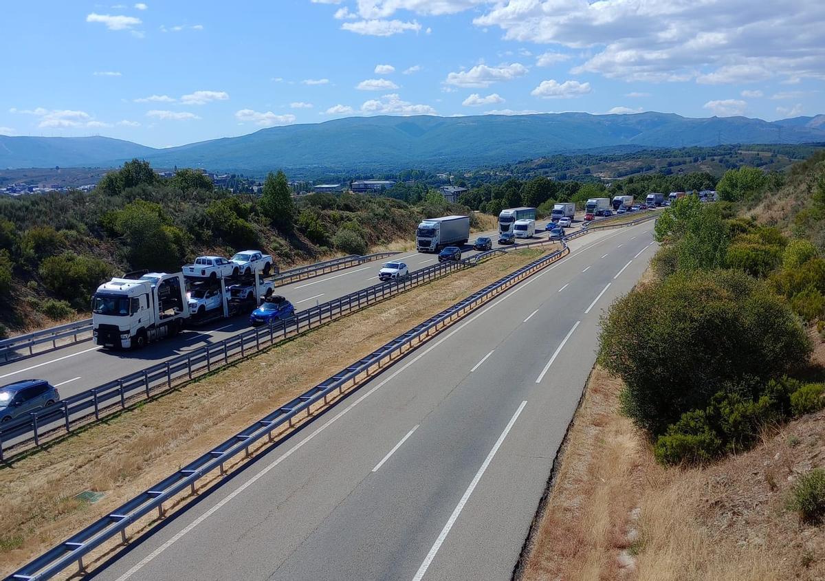 Vehículos pesados y turismos circulan por la autovía A-52 en sentido Benavente desde Otero de Sanabria.