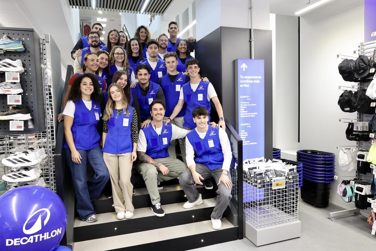 Foto de familia del personal de la nueva tienda Decathlon en Murcia