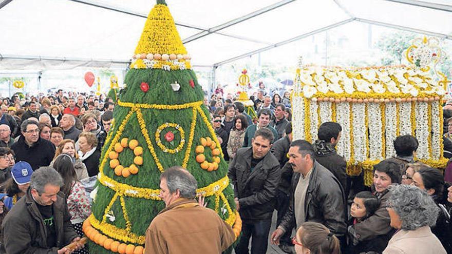 El público llenó la carpa instalada en la plaza de A Ferrería.  // Gustavo Santos