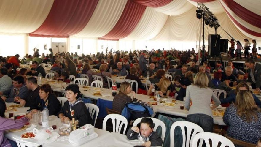 Imagen de archivo de unos falleros en la carpa.