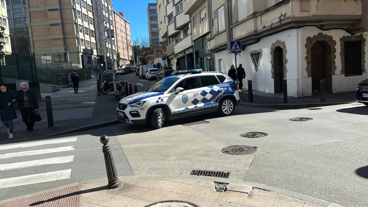 Un coche de la Policía Loca, esta mañana, corta la calle Orzán.