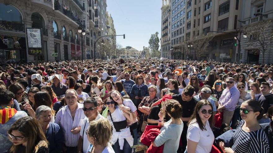 La mascletà, abarrotada bajo un tiempo primaveral.