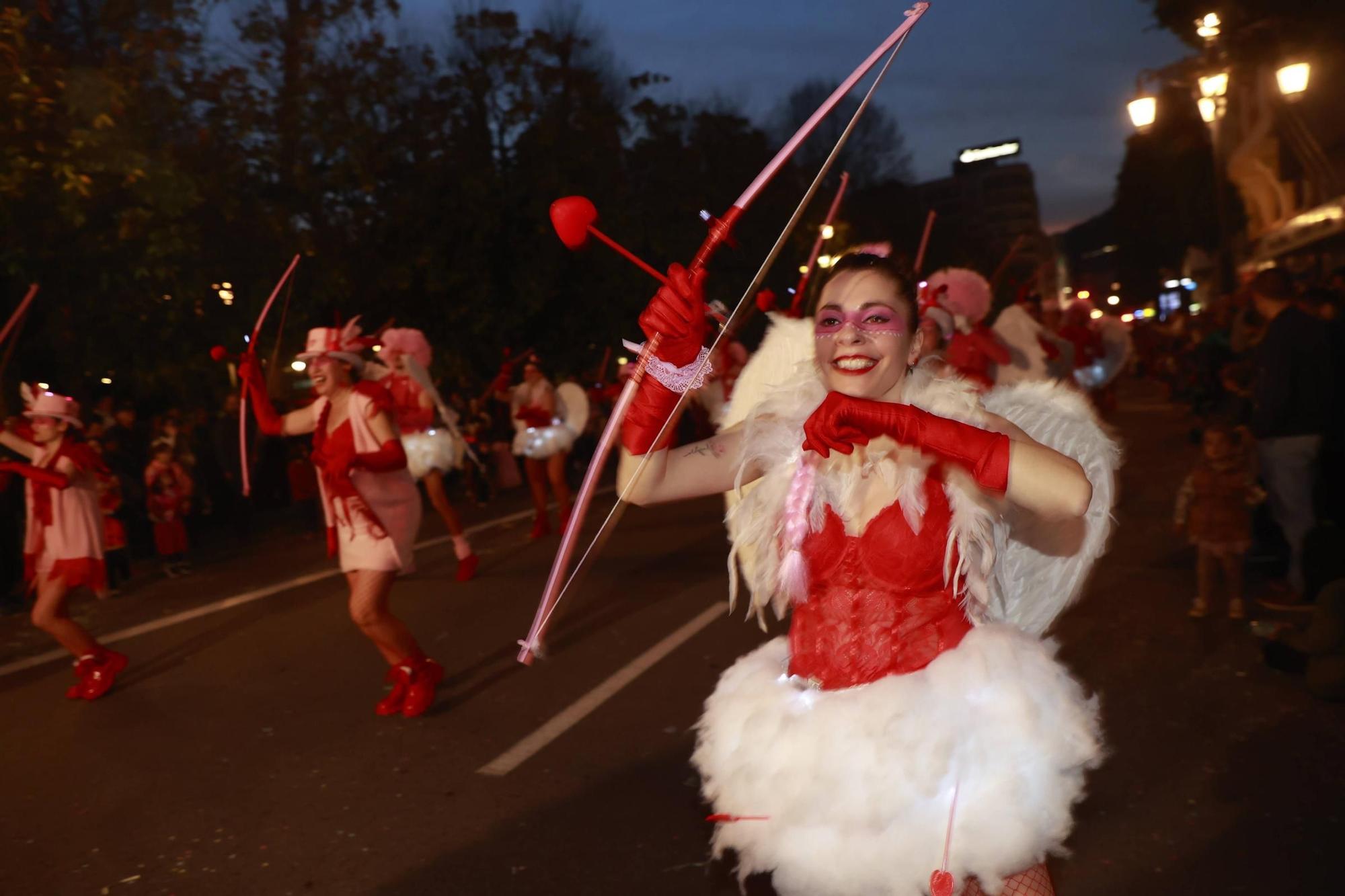 EN IMÁGENES: El Carnaval llena de color y alegría las calles de Oviedo