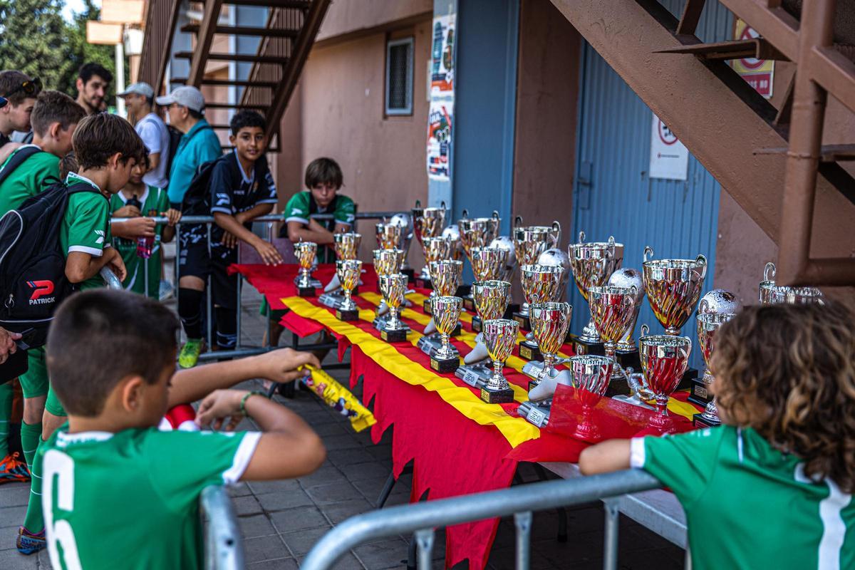 La Mina celebra su primera Champions infantil