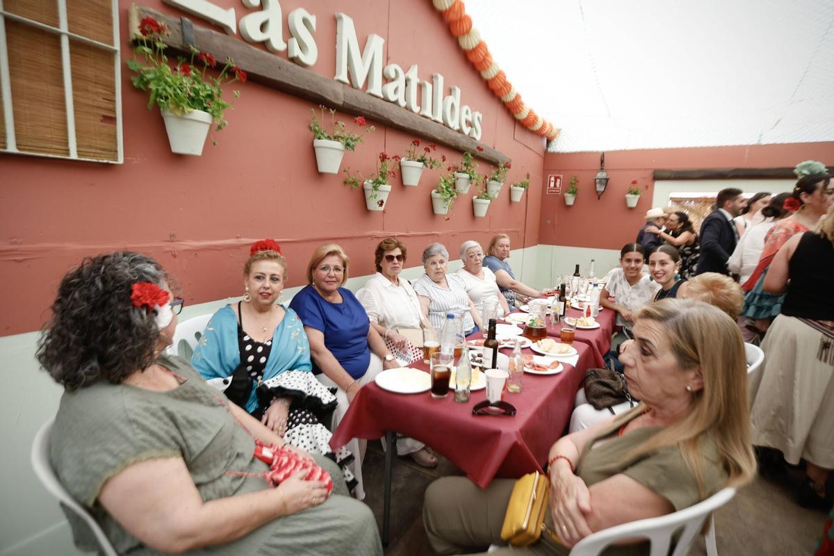 Peñas y el PSOE brindan en un caluroso sábado de Feria
