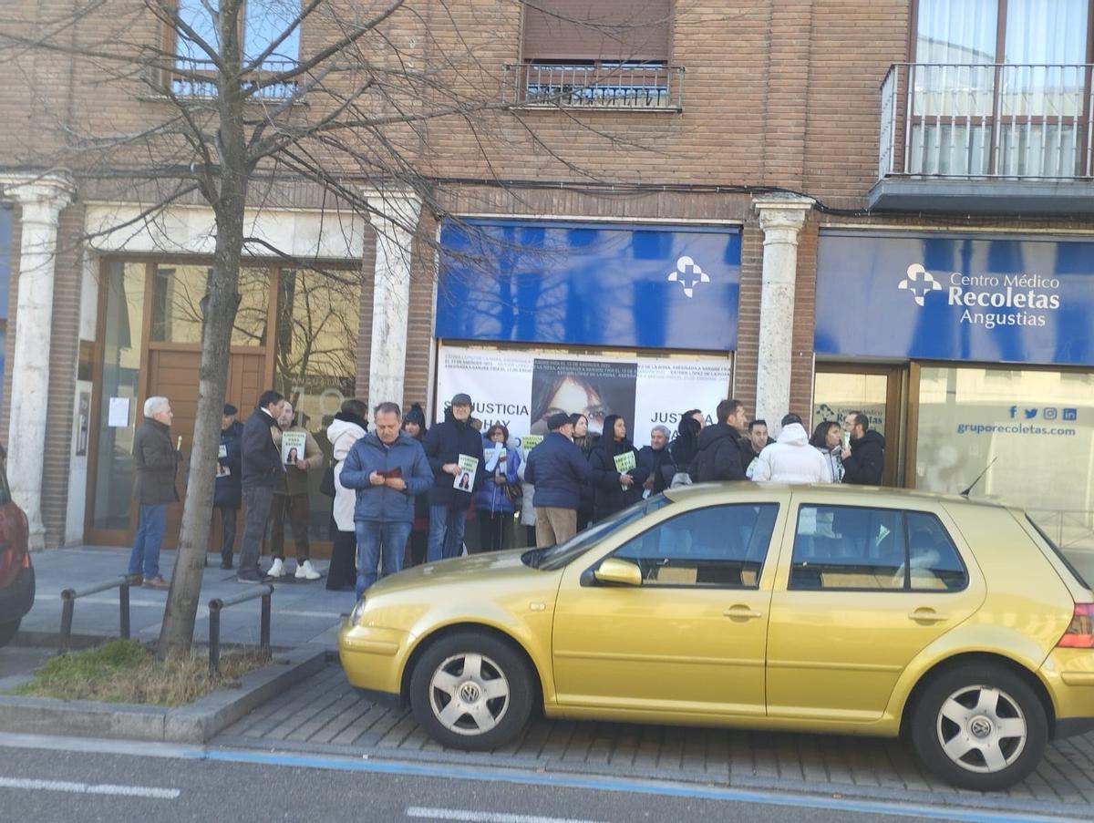 Familiares y amigos de Esther López, concentrados ante los juzgados en una fotografía de archivo.