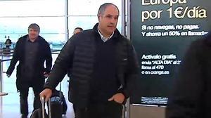 El director esportiu del Barça, amb Narcís Julià i Albert Valentín, al Prat.