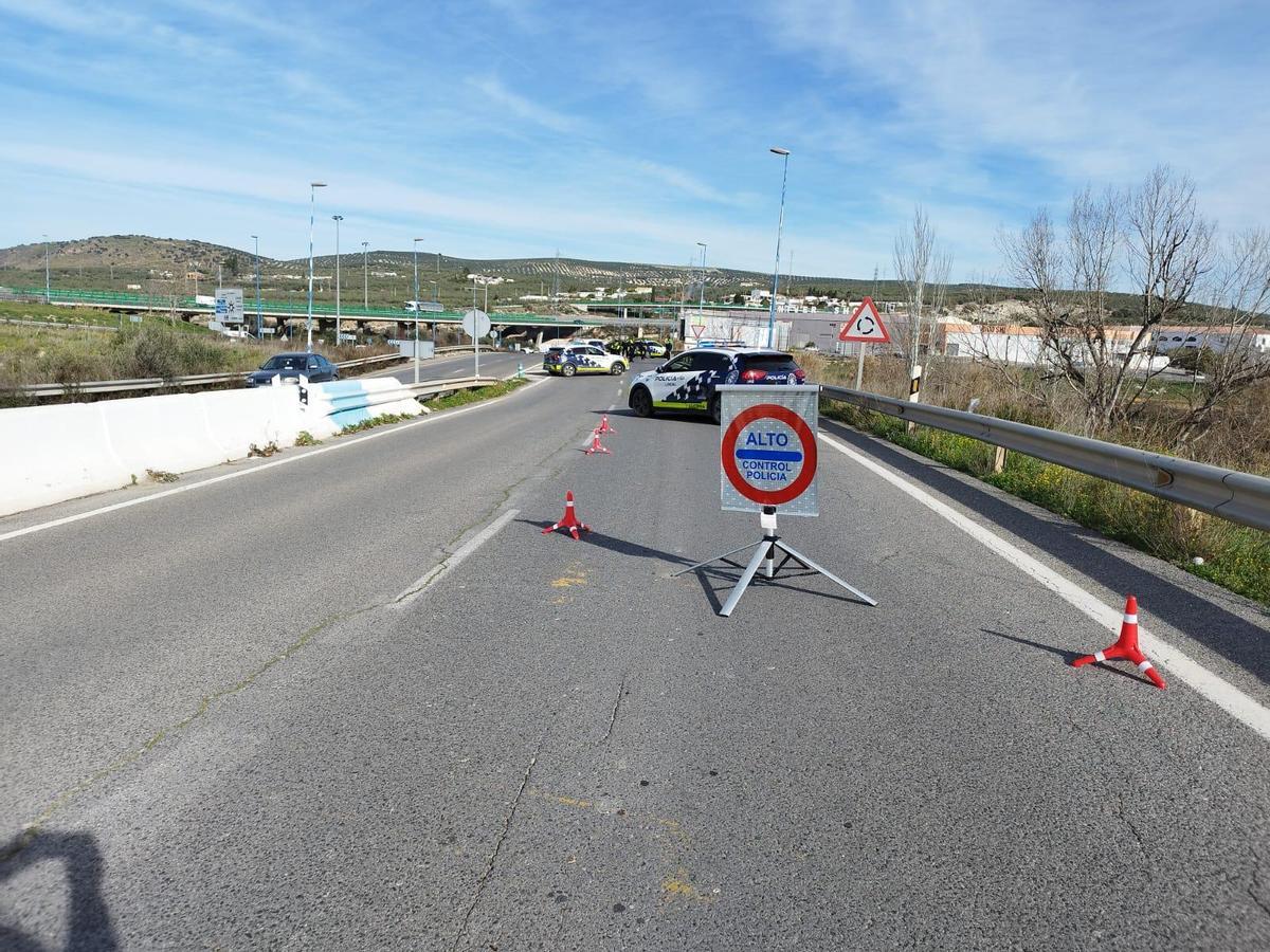 Control de la Policía Local a las afueras de Lucena.