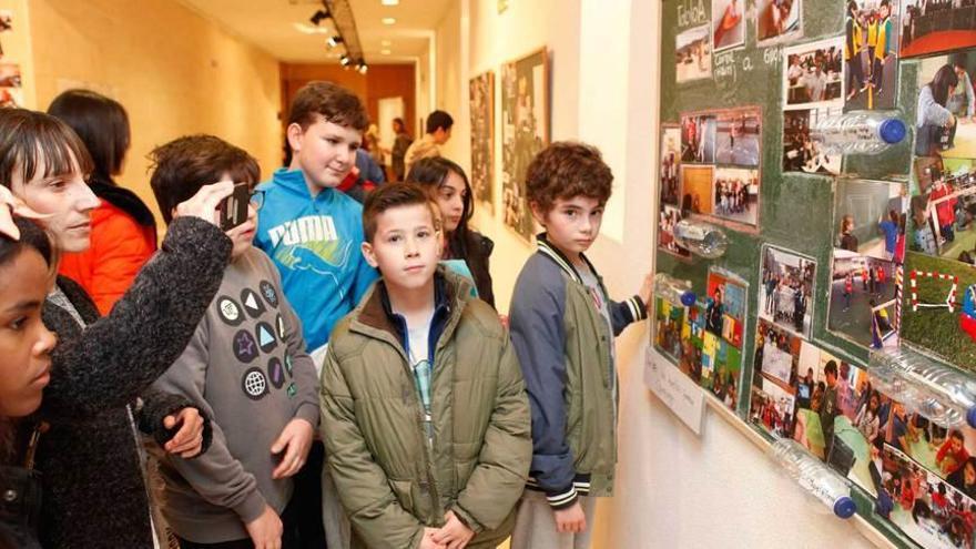 Niños en la exposición.