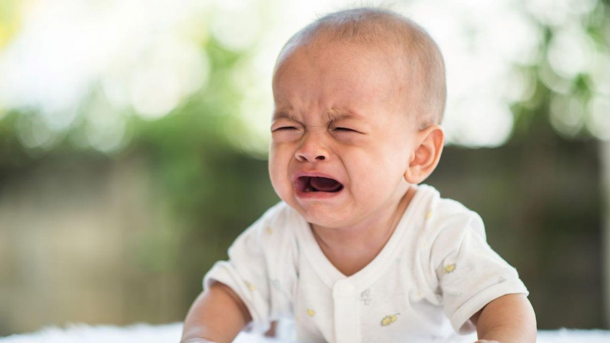 Un bebé llorando