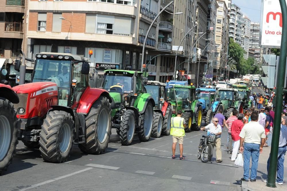 La Gran Vía de Murcia, paralizada por los agricultores