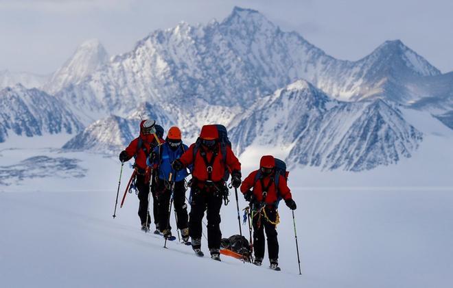 El científico chileno Ricardo Jana (2-i) y un grupo de exploradores militares rastrean un área con GPS cerca de Higgins Nunatak en el Glaciar Unión, situado en las montañas Ellsworth, en la Antártida, el 29 de noviembre de 2018.