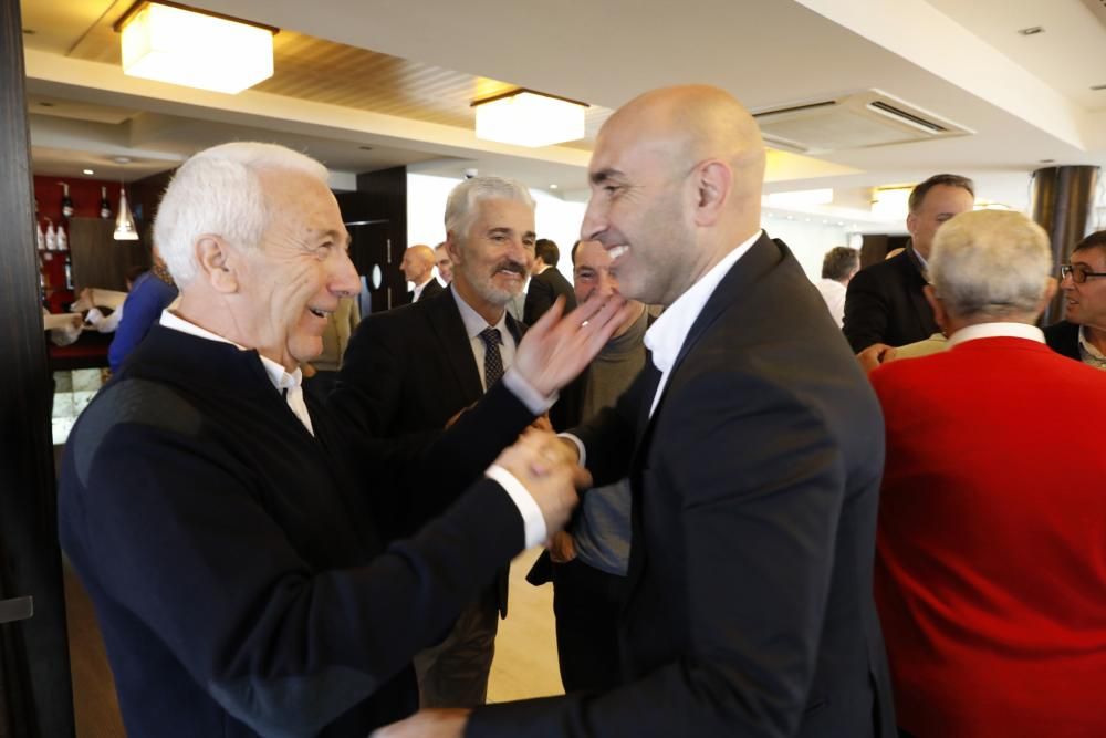 Eloy Olaya recibe la insignia de oro de la Asociación de Veteranos del Sporting