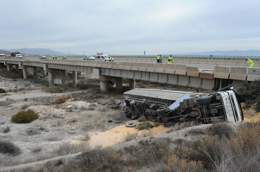 Herido el conductor de un camión en Lorca tras caer desde la autovía A-7 a una rambla