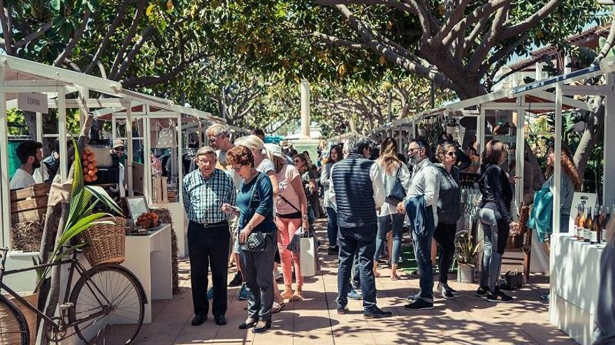 El tradicional &#039;ball de bot&#039; da vida al Farmers&#039; Market de Puerto Portals