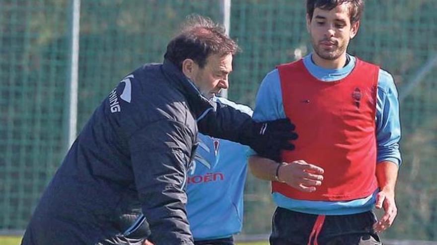 Abel Resino corrige a Borja Oubiña durante un reciente entrenamiento en A Madroa. // Ricardo Grobas