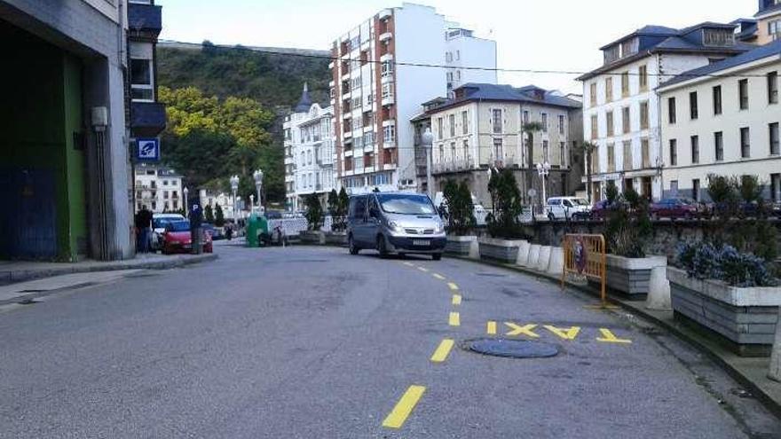 Parada provisional de los taxis en Luarca.