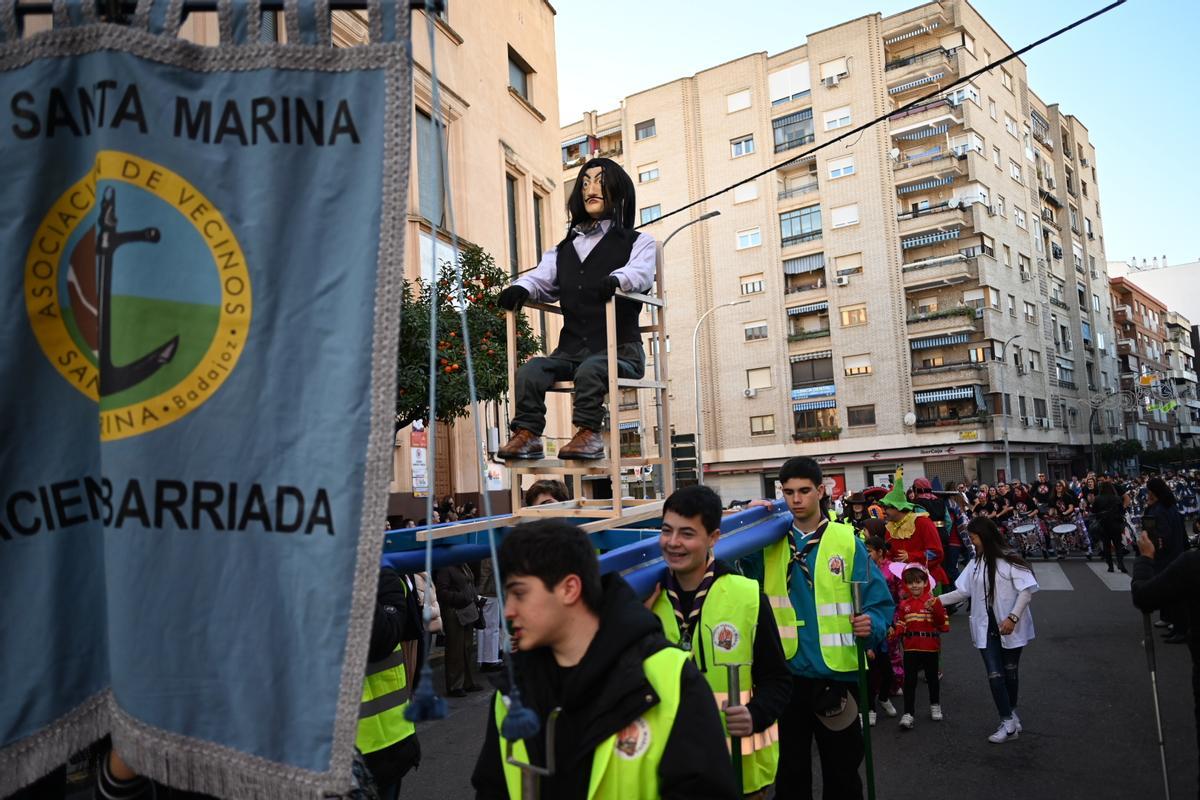 El Marimanta portado en andas durante el desfile.