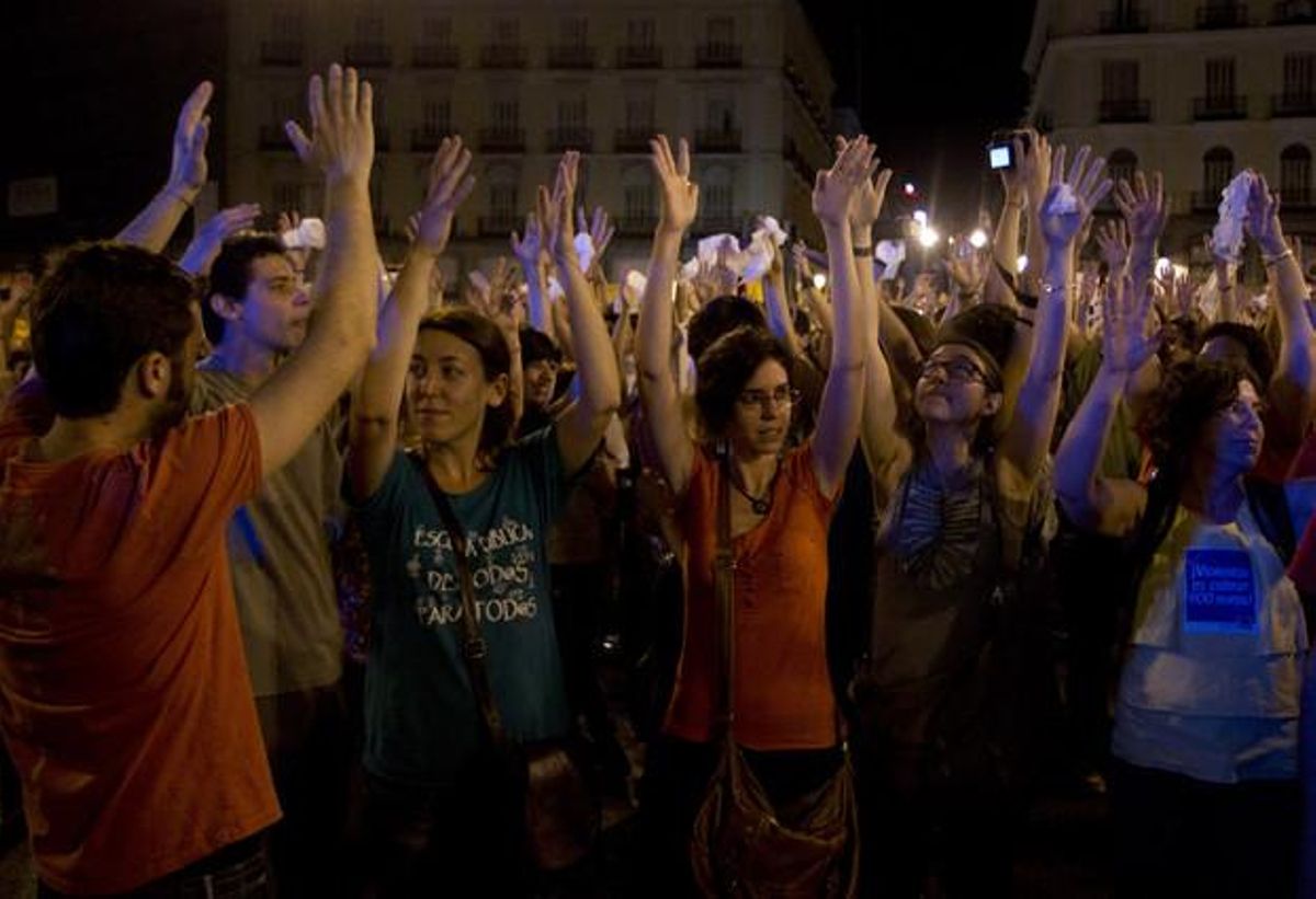 Un any després que s’iniciés el moviment dels indignats, els manifestants han tornat al centre de Madrid i han alçat els braços durant la protesta.