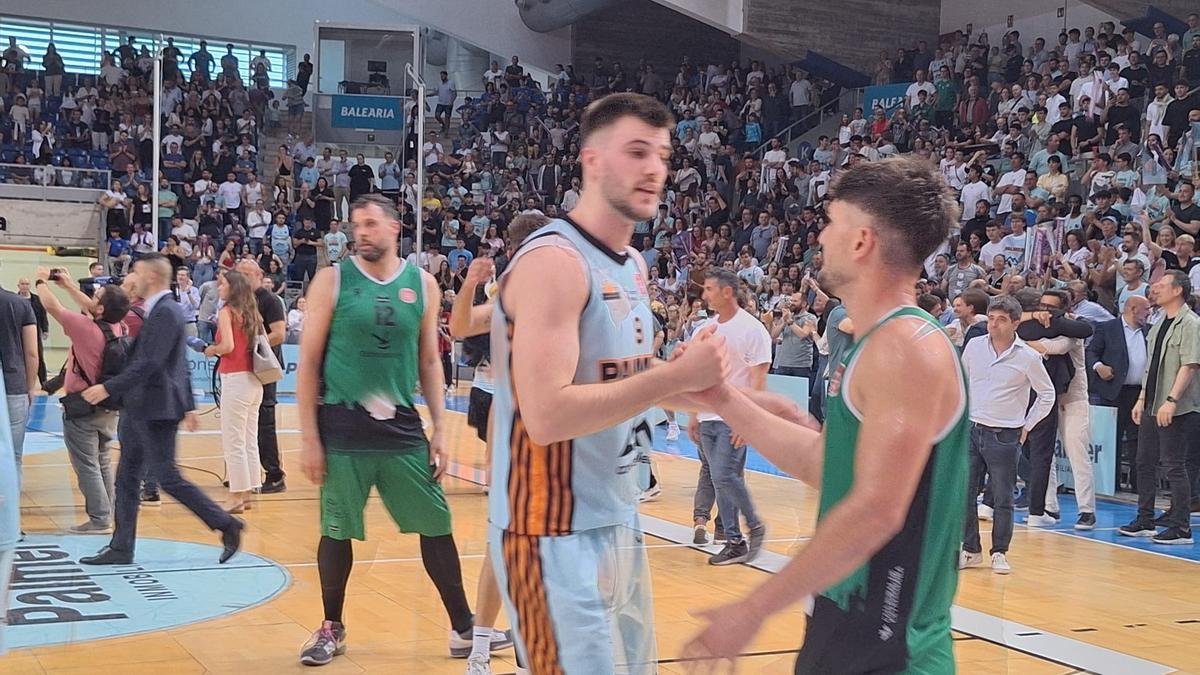 Fotogalería | Tristeza al final del partido entre el Cáceres y el Palmer Fotogalería | Tristeza al final del partido entre el Cáceres y el Palmer