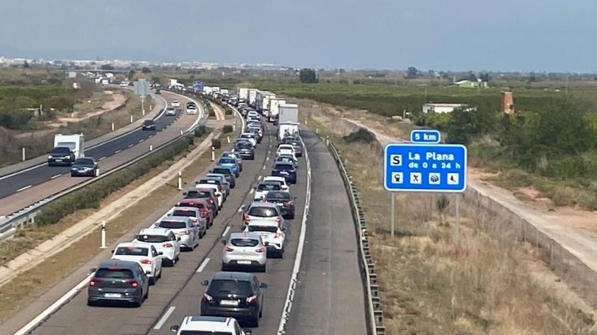 Una colisión múltiple en Benicàssim deja retenciones de varios kilómetros en la AP-7