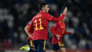 Ferran Torres celebra un gol con España