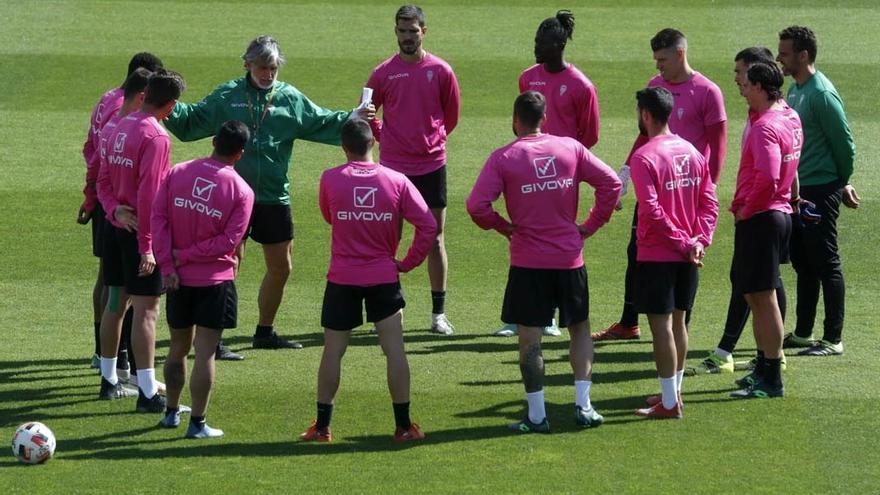 Pablo Alfaro da instrucciones a sus jugadores en la Ciudad Deportiva en las vísperas del partido en El Arcángel ante el Betis Deportivo.