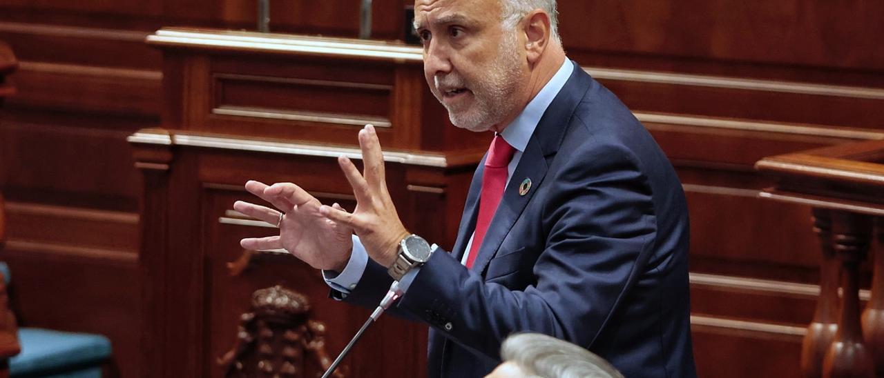 El presidente Torres en el pleno del Parlamento.