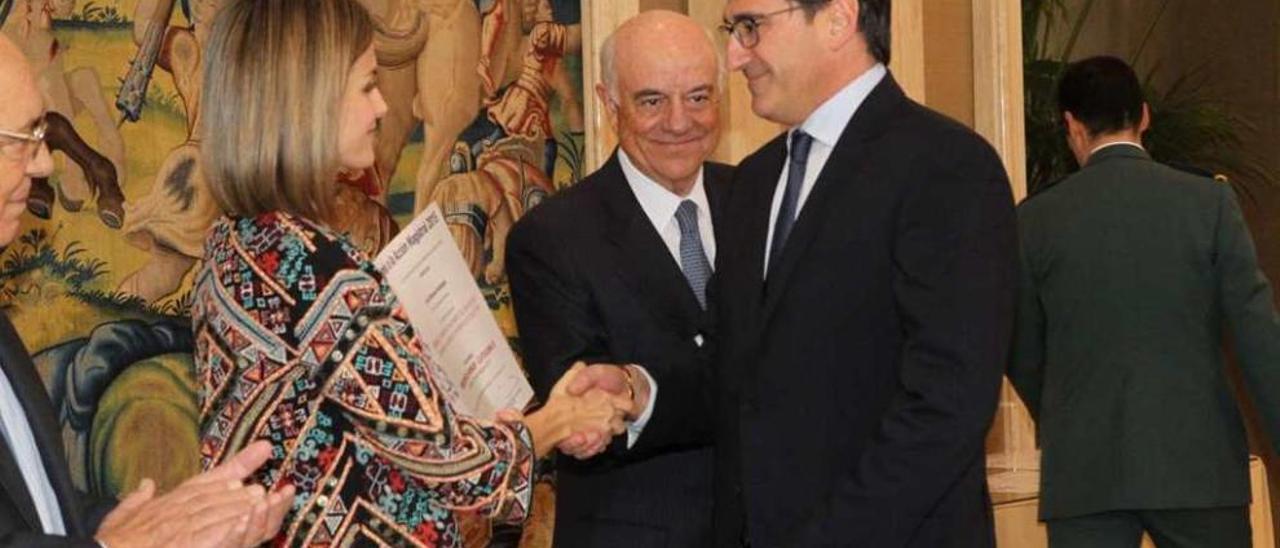 Carlos García recoge la mención de honor de los Premios Acción Magistral 2015 de manos de la reina.