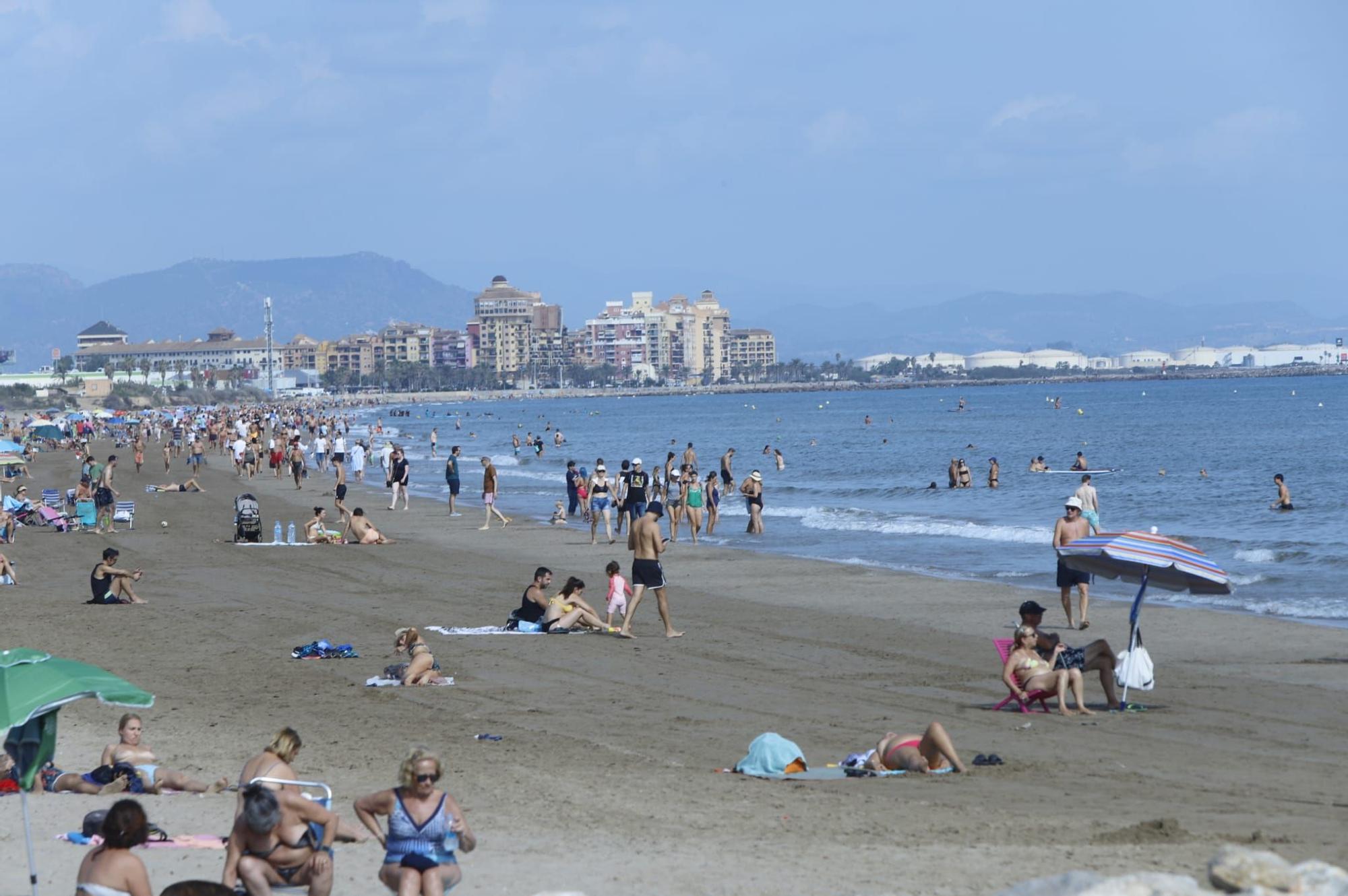 Llenazo en las playas de València este domingo, 15 de octubre
