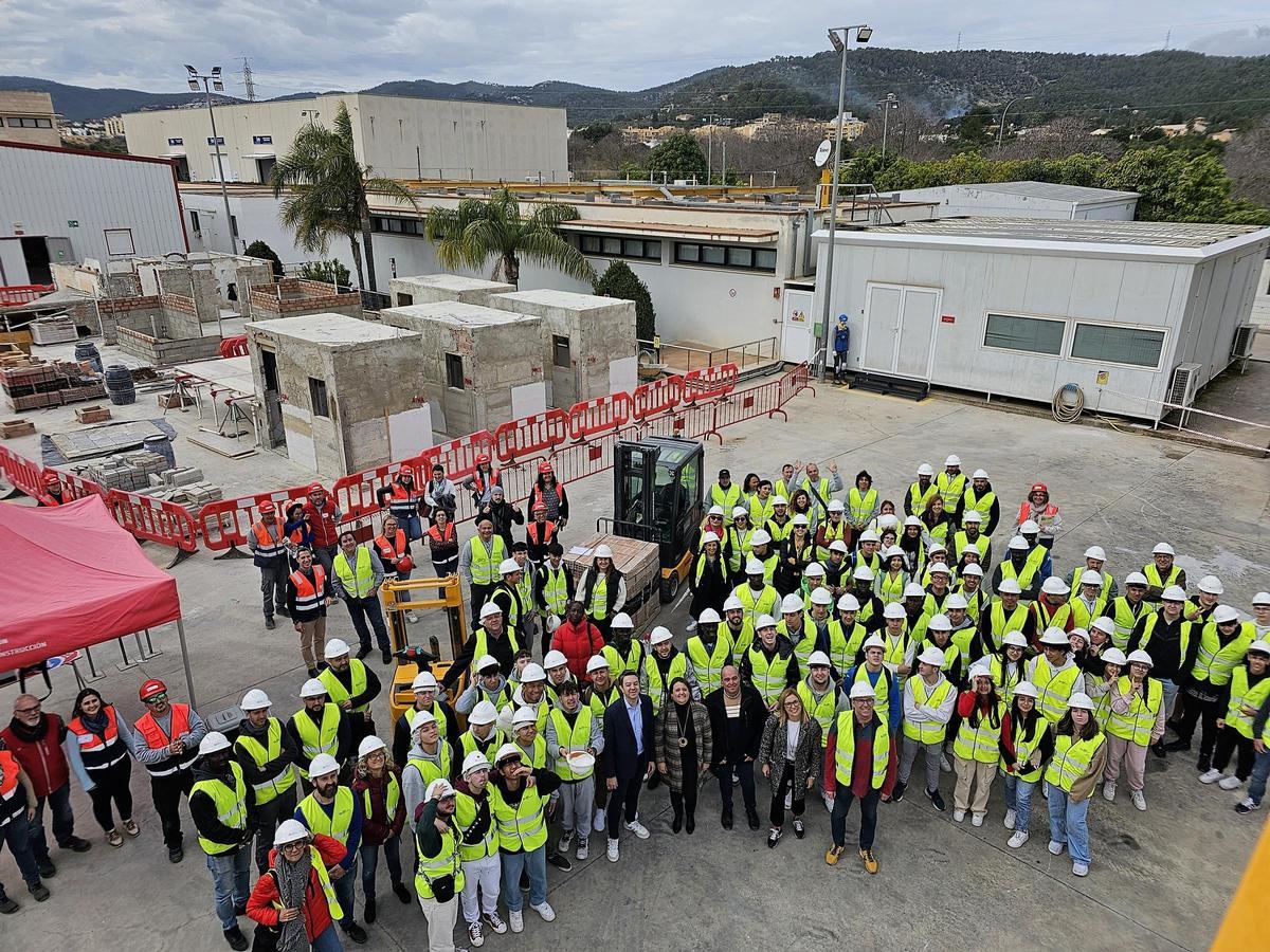 Foto grupal con todos los asistentes a la jornada de puertas abiertas.