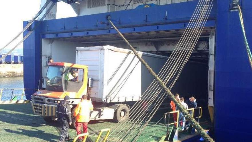 Un camión embarca en un buque de Suardíaz atracado en Vigo. // FdV