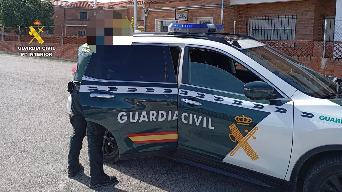 Agentes de la Guardia Civil en Gines.