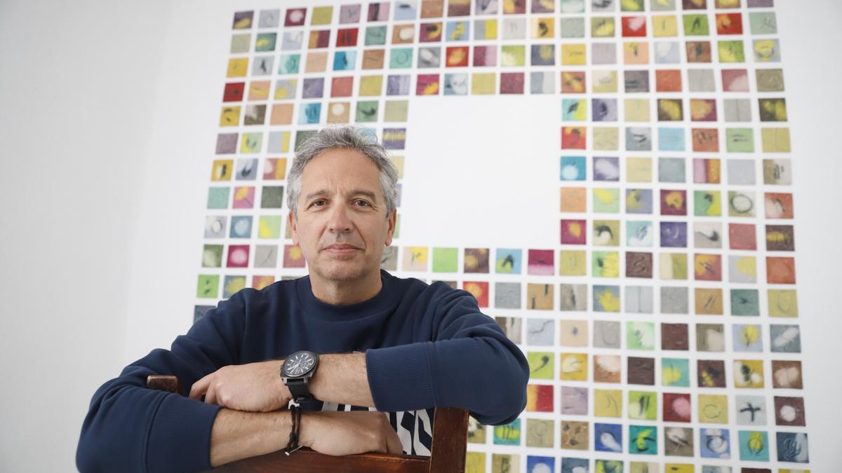 El artista plástico, escritor y crítico de arte Francisco Arroyo junto a una parte de las obras expuestas en 'La Habitación'.