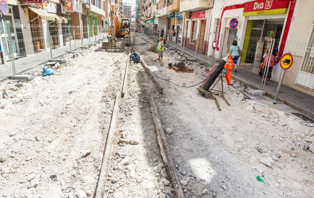 Las obras en la calle Pintor Gisbert sacan a la luz las antiguas vías del tranvía