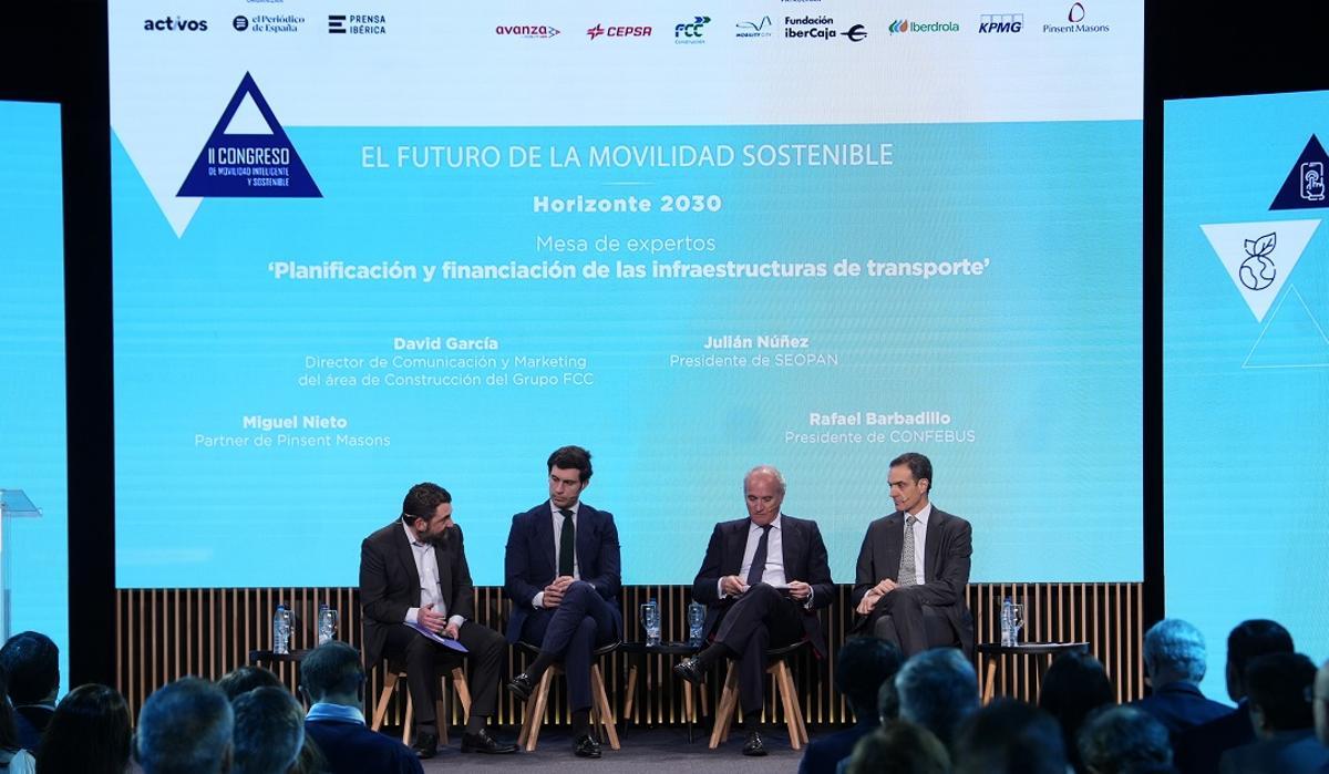 De izquierda a derecha, el moderador de la mesa Miguel Nieto, de partner de Pinsent Masons; David García, director de Comunicación de FCC; Julián Núñez, presidente de SEOPAN; Rafael Barbadillo, presidente de CONFEBUS.