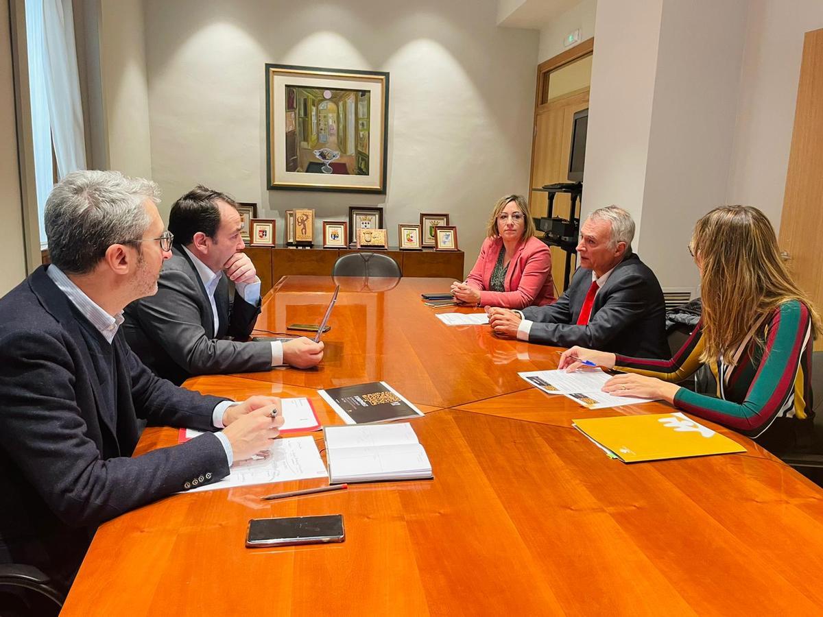 Un momento de la reunión celebrada en la delegacion del Consell para preparar la edición de Forinvest en Alicante.